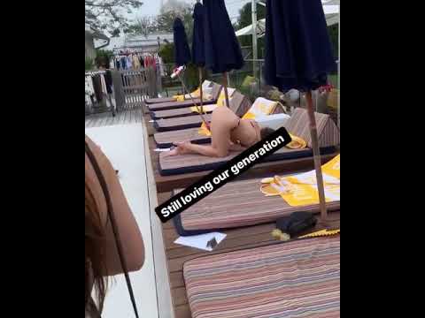 Une femme se prend en selfie dans une drôle de position