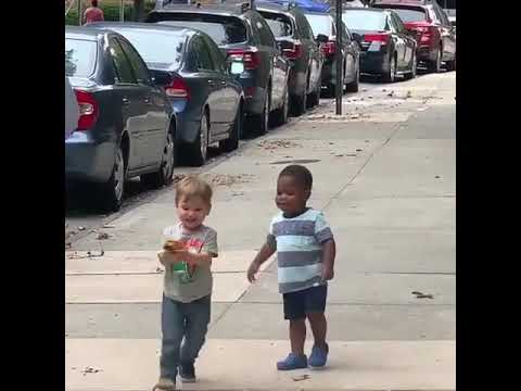 Deux enfants se retrouvent dans la rue