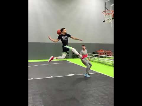 Dunk avec le ballon dans le dos